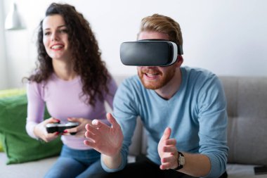 Video oyunu oynayan genç çift