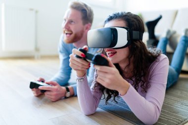 Video oyunu oynayan genç çift