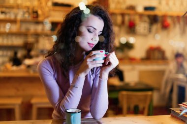 kahve dükkanında içme kadın