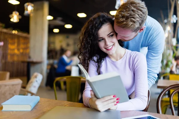 Pareja en la fecha en la cafetería —  Fotos de Stock