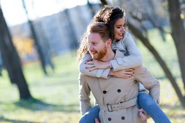 Junges Paar mit romantischem Date — Stockfoto