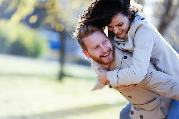 Jong koppel met romantische datum — Stockfoto