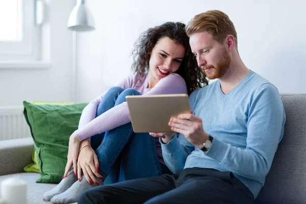 Pareja joven usando tableta digital — Foto de Stock