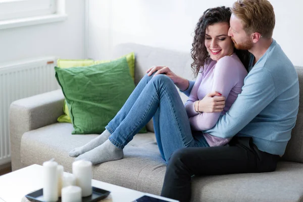 Paar met romantische tijden thuis — Stockfoto