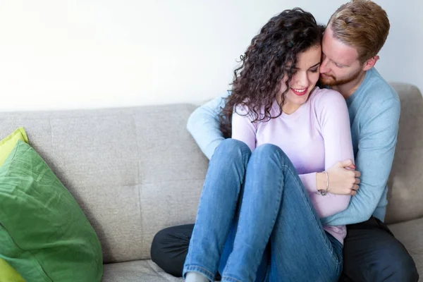 Pareja teniendo momentos románticos en casa —  Fotos de Stock