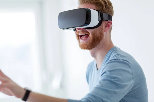 Uomo indossando cuffie realtà virtuale — Foto Stock