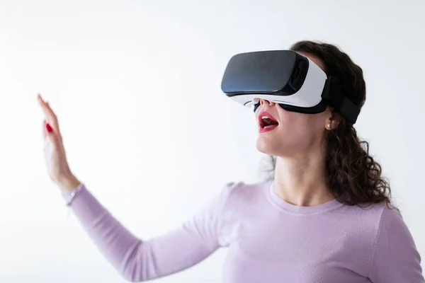 Frau probiert Virtual Reality Brille aus — Stockfoto