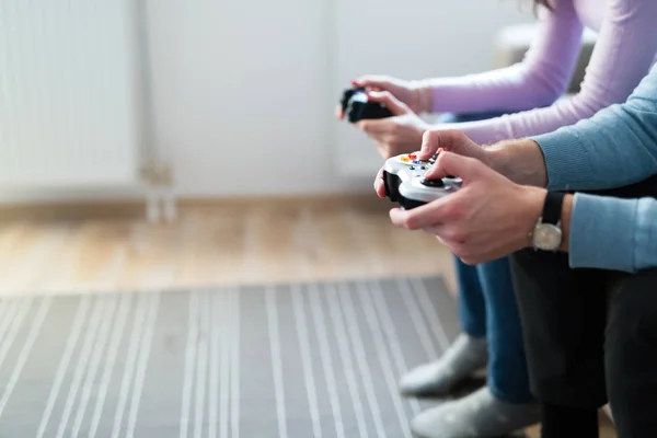 Çiftler video oyunu oynarken eğleniyor — Stok fotoğraf