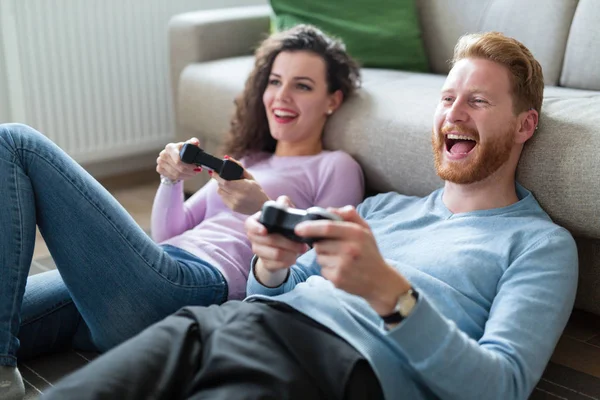 Couple jouant à des jeux vidéo — Photo