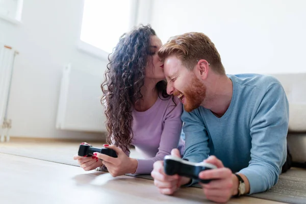 Paar videospelletjes spelen — Stockfoto