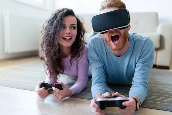 Jong paar spelen video games — Stockfoto