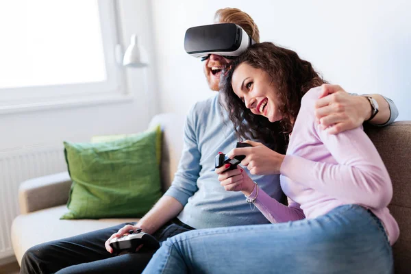 Video oyunu oynayan genç çift — Stok fotoğraf