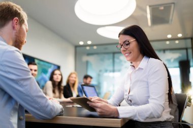 Office dijital tablet ile zarif çekici işkadını