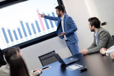 İş toplantı seminer konferans salonunda resmi