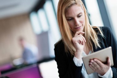  Ofiste dijital tablet kullanan iş kadını