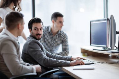 Bilgisayarda Office birlikte çalışma iş adamları resmini