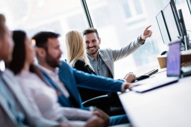 Bilgisayarda Office birlikte çalışma iş adamları resmini