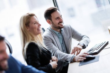 Bilgisayarda Office birlikte çalışma iş adamları resmini