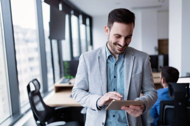 Dijital Tablet kullanan Genç İşadamı