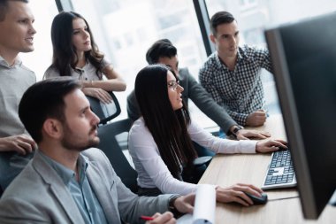 Bilgisayarda Office birlikte çalışma iş adamları resmini