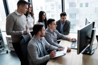 Bilgisayarda Office birlikte çalışma iş adamları resmini