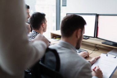 Bilgisayarda Office birlikte çalışma iş adamları resmini