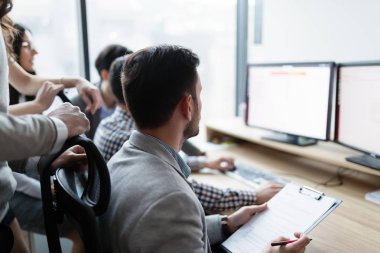Bilgisayarda Office birlikte çalışma iş adamları resmini