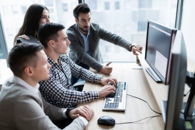 Bilgisayarda Office birlikte çalışma iş adamları resmini