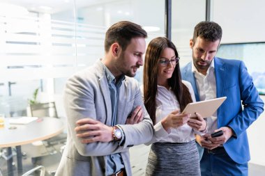 İşadamları ve işkadını tablet kullanma