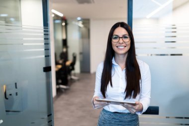 Tablet ile zarif çekici işkadını 