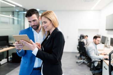  iş çift kendi şirketindeki tablet kullanma