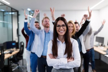 Ofiste poz başarılı iş takım grup resmi