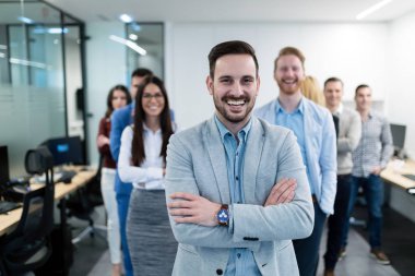 Ofiste poz başarılı iş takım grup resmi