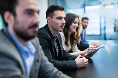 İş toplantı seminer konferans salonunda resmi