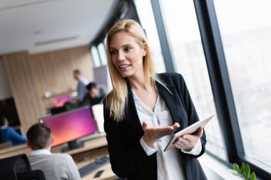 Güzel işkadını modern ofiste dijital tablet kullanma