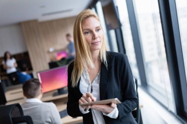 Güzel işkadını modern ofiste dijital tablet kullanma