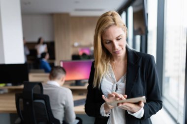 Güzel işkadını modern ofiste dijital tablet kullanma