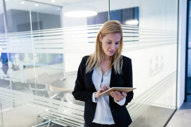 Güzel işkadını modern ofiste dijital tablet kullanma