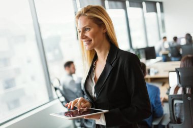 Güzel işkadını modern ofiste dijital tablet kullanma
