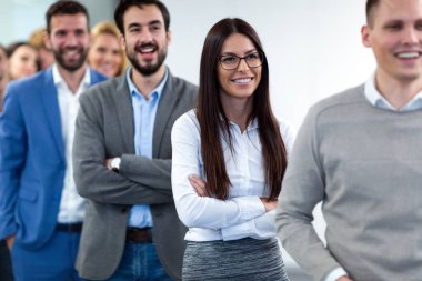 Ofiste poz başarılı iş takım grup resmi