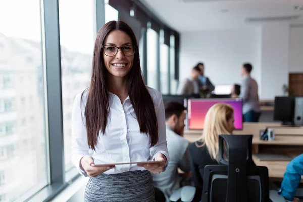 Elegante Atractiva Empresaria Con Tablet Digital Oficina — Foto de Stock