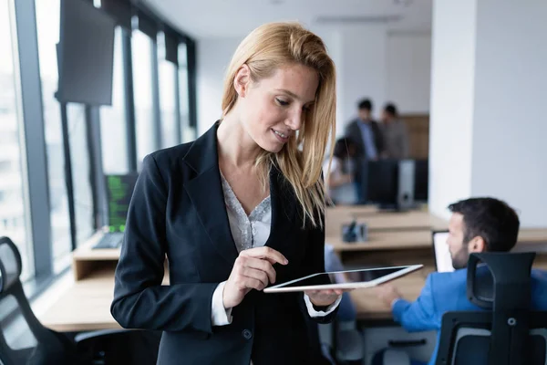 Hermosa mujer de negocios usando tableta digital — Foto de Stock