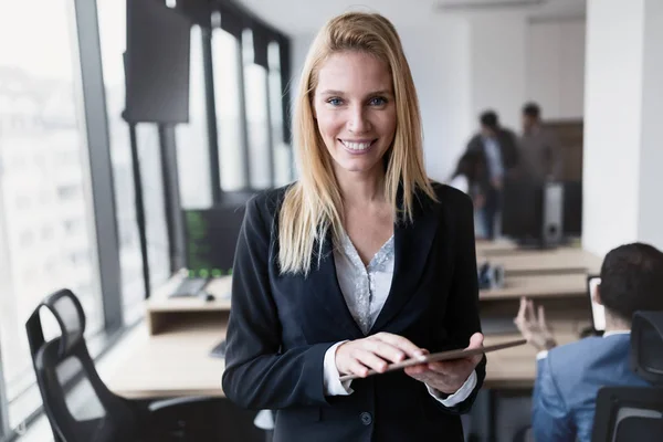 Hermosa mujer de negocios usando tableta digital — Foto de Stock