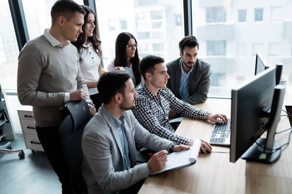 Imagem Empresários Que Trabalham Computador Conjunto Escritório — Fotografia de Stock