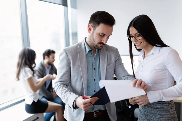 Businesspeople having discussion in office — Stock Photo, Image