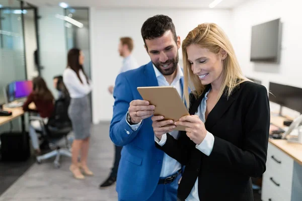 Pareja de negocios utilizando la tableta en su empresa — Foto de Stock