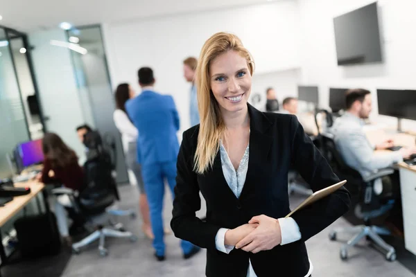 Mulher de negócios bonita no escritório — Fotografia de Stock