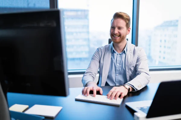 Porträt Eines Jungen Geschäftsmannes Der Büro Computer Arbeitet — Stockfoto