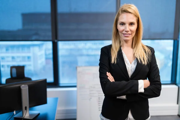 Retrato Jovem Bela Empresária Posando Escritório — Fotografia de Stock