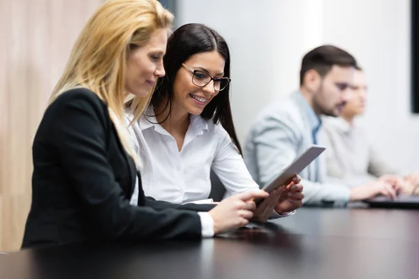 Ondernemers Met Behulp Van Digitale Tablet Hun Kantoor Samen — Stockfoto